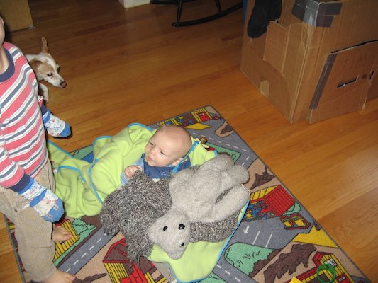 Tim doing a puppet show for Emily and Cole (10-10-2005 12:07)