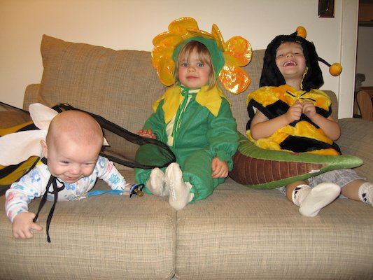 El Seedosaur and the Bee Twins (Cole, Emma and Tim) (10-30-2005 18:16)