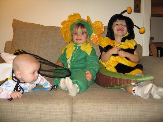 El Seedosaur and the Bee Twins (Cole, Emma and Tim) (10-30-2005 18:16)