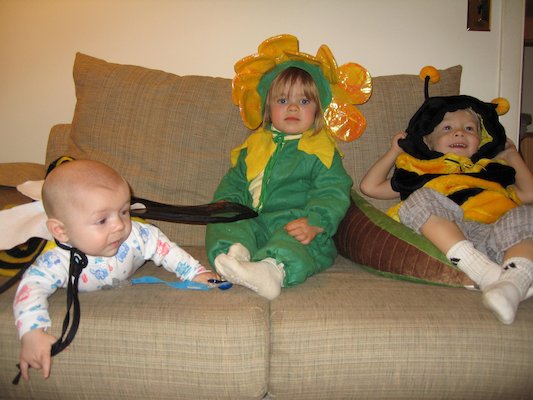 El Seedosaur and the Bee Twins (Cole, Emma and Tim) (10-30-2005 18:16)