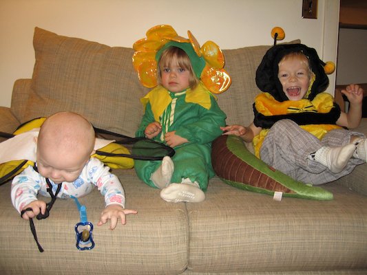 El Seedosaur and the Bee Twins (Cole, Emma and Tim) (10-30-2005 18:17)