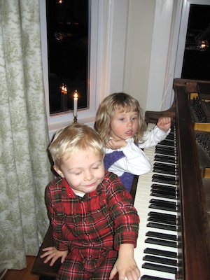 Tim and Linnea playing the piano (12-10-2005 18:33)