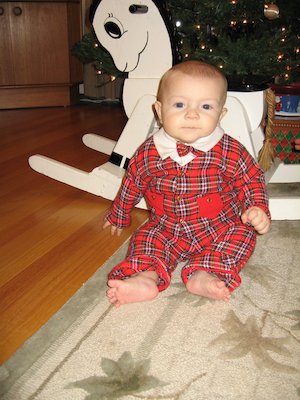 Cole sitting by horse at 6 months (12-16-2005 19:43)