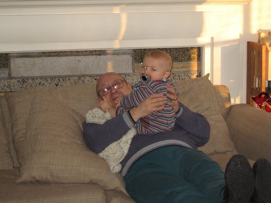 Cole sitting on Tony (01-26-2006 17:19)