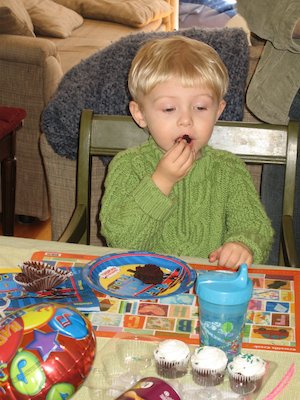 Tim eating cake (02-26-2006 13:14)