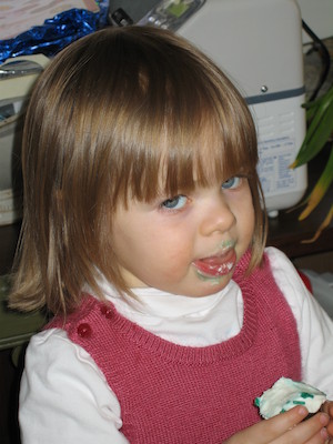 Emma eating cake (02-26-2006 13:15)