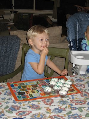 Tim eating birthday cake (03-01-2006 19:26)