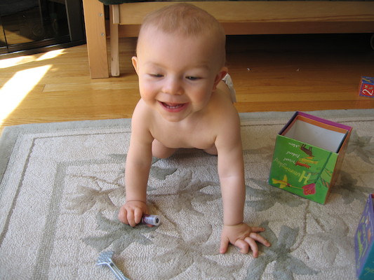 Cole naked crawling (04-10-2006 13:01)