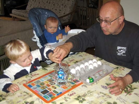 Tim, Cole and Poppy making Easter eggs (04-14-2006 18:00)