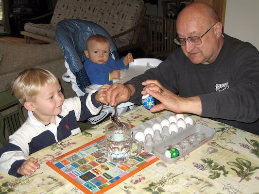 Tim, Cole and Poppy making Easter eggs (04-14-2006 18:00)