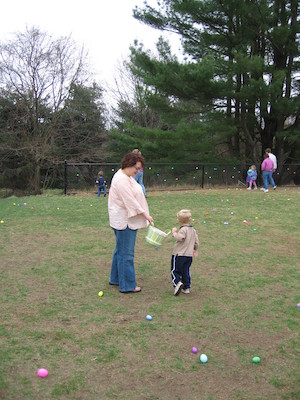 Xine and Tim hunting eggs (04-15-2006 11:07)