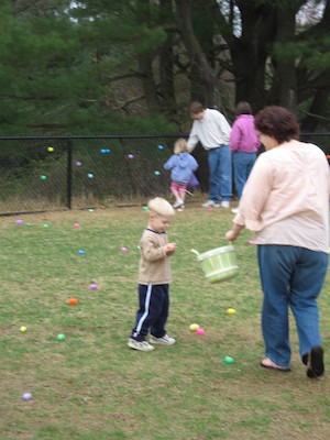 Xine and Tim hunting eggs (04-15-2006 11:07)