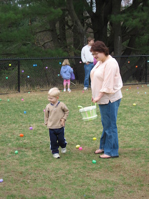 Xine and Tim hunting eggs (04-15-2006 11:07)