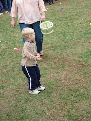 Xine and Tim hunting eggs (04-15-2006 11:07)