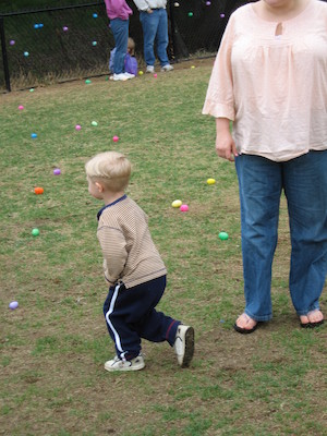 Xine and Tim hunting eggs (04-15-2006 11:07)