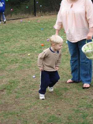 Xine and Tim hunting eggs (04-15-2006 11:07)