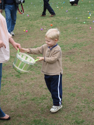 Xine and Tim hunting eggs (04-15-2006 11:07)