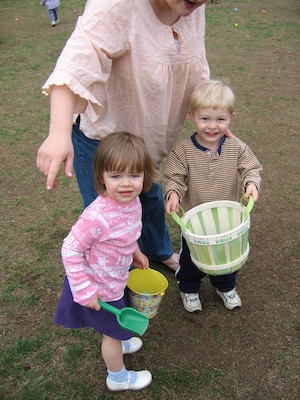 Emma, Xine and Tim with eggs (04-15-2006 11:07)