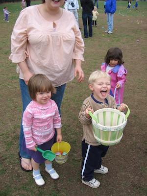 Emma, Xine and Tim with eggs (04-15-2006 11:07)