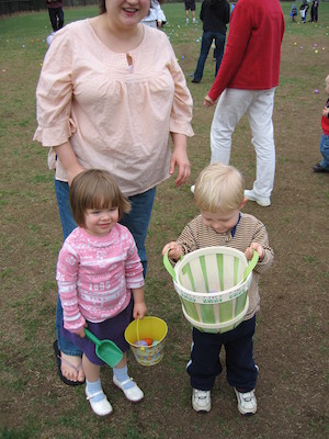 Emma, Xine and Tim with eggs (04-15-2006 11:07)