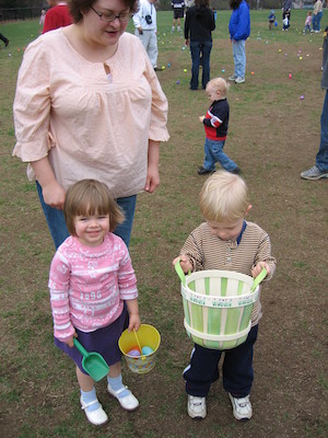 Emma, Xine and Tim with eggs (04-15-2006 11:07)