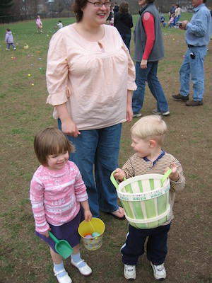 Emma, Xine and Tim with eggs (04-15-2006 11:07)