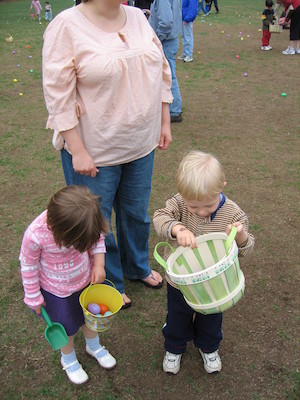 Emma, Xine and Tim with eggs (04-15-2006 11:08)