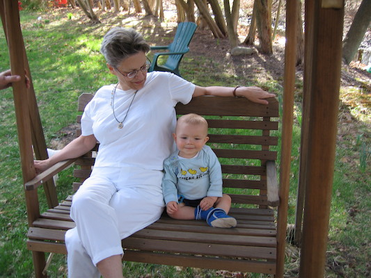 Nia and Cole on the swing (04-15-2006 18:14)