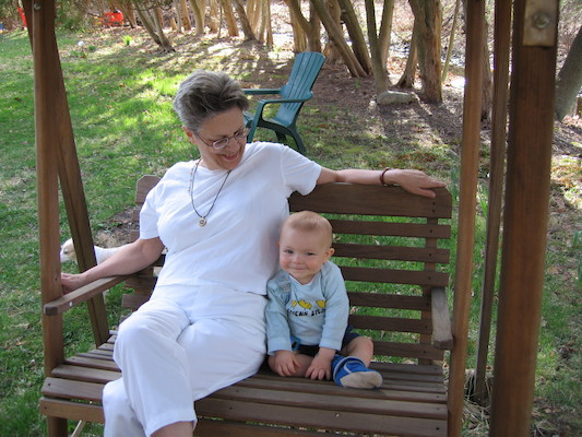 Nia and Cole on the swing (04-15-2006 18:14)