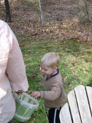 Tim hunting eggs at our house (04-15-2006 18:15)