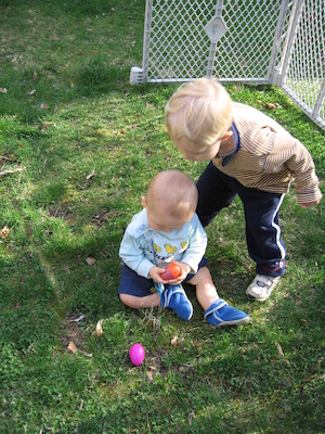 Tim and Cole hunting eggs (04-15-2006 18:22)
