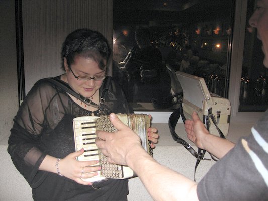 Xine playing the accoridion (04-28-2006 22:50)