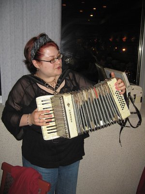 Xine playing the accordion (04-28-2006 22:50)