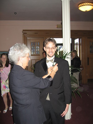 Groomsmen being buttoniered (04-29-2006 18:34)