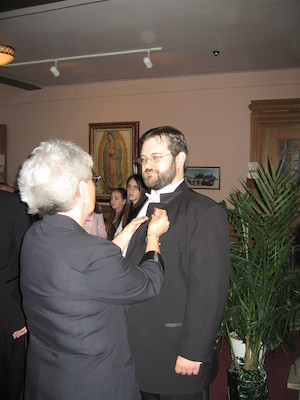 Juj being buttoniered (04-29-2006 18:34)