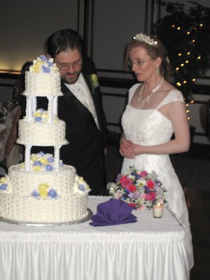 Juj and Marie cutting the cake (04-29-2006 22:52)