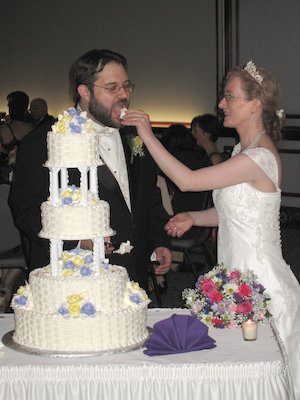 Juj and Marie cutting the cake (04-29-2006 22:52)