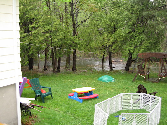 High water in backyard flood (05-16-2006 19:52)