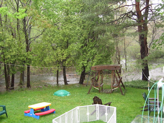 High water in backyard flood (05-16-2006 19:51)