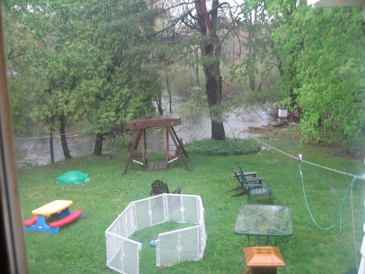 High water in backyard flood (05-16-2006 19:52)