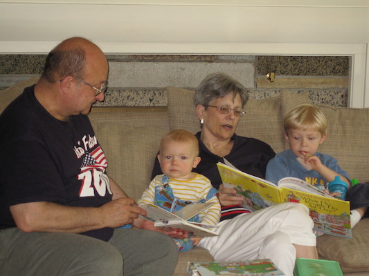 Poppy, Cole, Nea and Tim reading (05-29-2006 20:38)