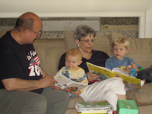 Poppy, Cole, Nea and Tim reading (05-29-2006 20:38)