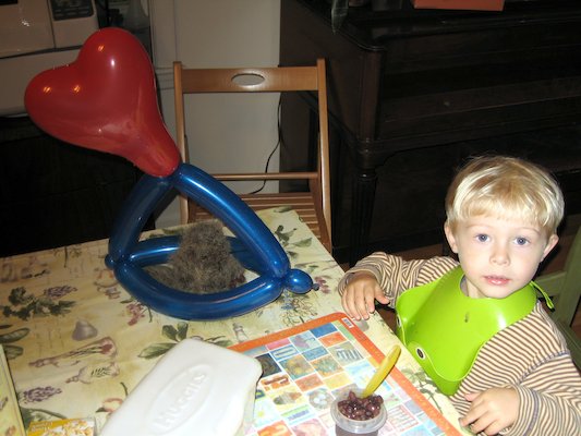 Prickle wearing balloon hat (06-03-2006 12:34)