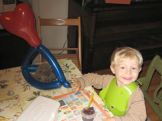 Prickle wearing balloon hat (06-03-2006 12:34)