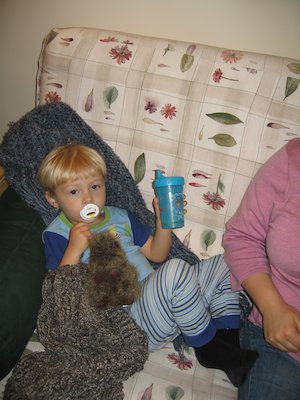 Tim and Prickle reading the bedtime story (06-04-2006 20:21)