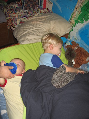 Cole, Tim and Prickle in bed (06-04-2006 20:25)