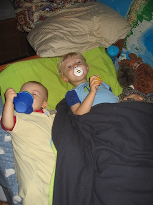 Cole, Tim and Prickle in bed (06-04-2006 20:25)