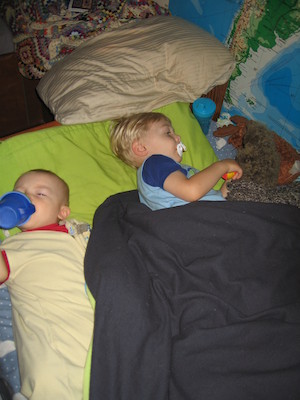 Cole, Tim and Prickle in bed (06-04-2006 20:25)