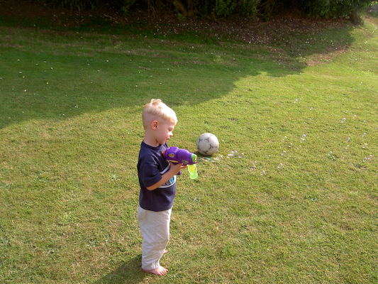 Tim with the bubble gun (07-02-2006 12:38)