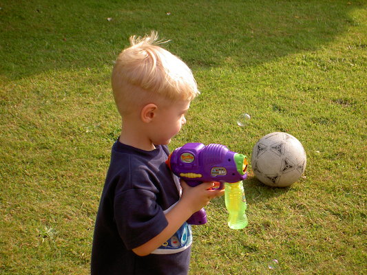 Tim with the bubble gun (07-02-2006 12:38)